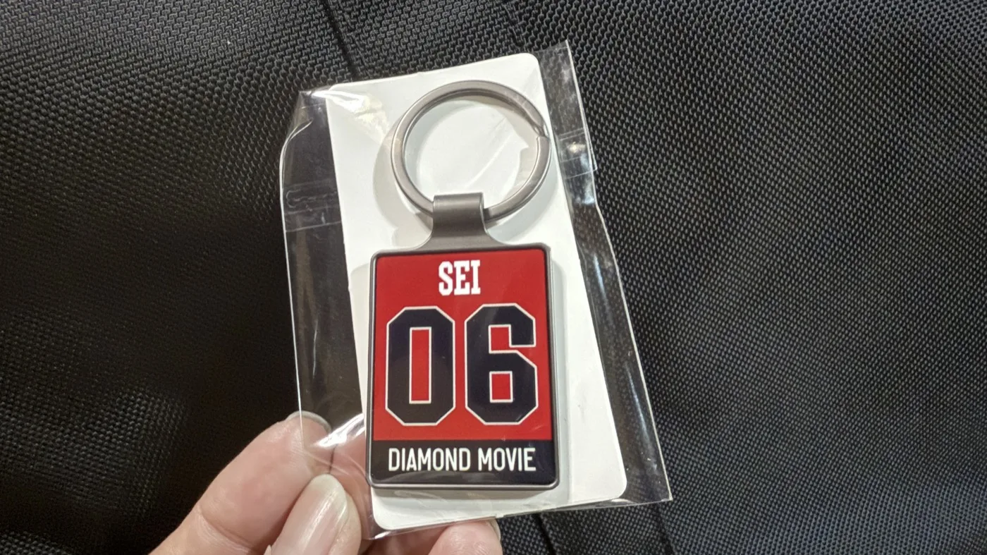 ゲストに贈呈する特製キーリング（ゲスト名イニシャル＋出演順シリアルナンバー＋DIAMOND MOVIE刻印）